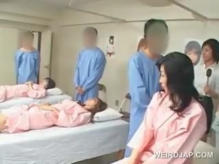 Warga asia si rambut coklat damsel pukulan berambut lebat cotok di yang hospital