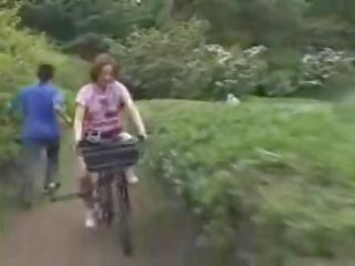 Jepang babeh masturbated while nunggang a specially modified porno bike!