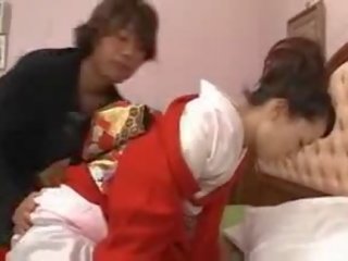 Japonez adolescent în roșu chimono prt1...bmw