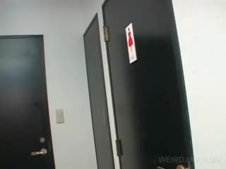 Á châu thiếu niên nét đẹp video twat trong khi pissing trong một nhà vệ sinh