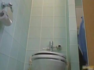 Aziatisch toilet attendant cleans mis part6
