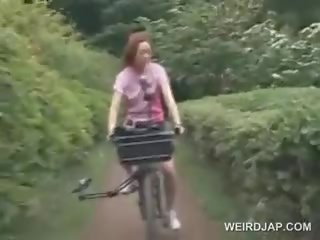 एशियन टीन sweeties राइडिंग bikes साथ डिल्डो में उनके cunts