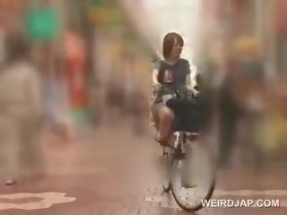 Asiatisk tenåring sweeties får twats alle våt mens ridning den bike