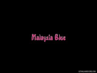 Exotique malaysia bleu déshabille et positions sur la canapé