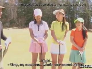 Asiatiskapojke golf samtal flicka blir körd på den ninth hål