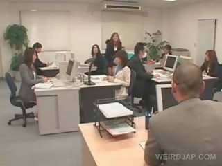 日本語 女神 得到 拉攏 到 她的 辦公室 椅子 和 性交
