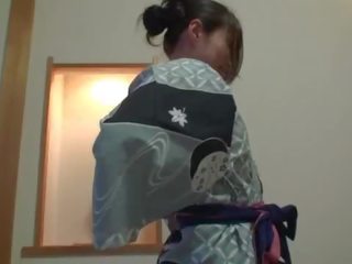 Със субтитри нецензурирани срамежлив японки милф в yukata в pov