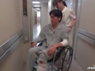 Bewitching asiatiskapojke sjuksköterska går galet