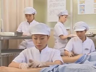 Japonsko medicinska sestra srkanje prihajanje ven od spolno aroused prick