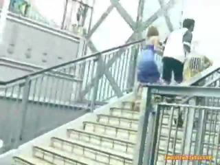Aziāti trieciens darbs uz the kāpnes