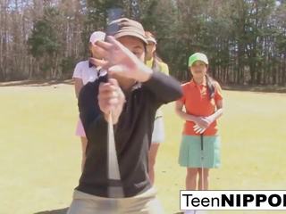Attractive אסייתי נוער בנות לשחק א משחק מקדים של רצועה גולף: הגדרה גבוהה מלוכלך סרט 0e