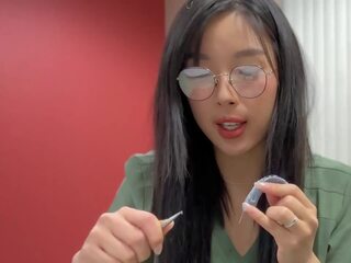 Delightful азиатки медицински студент в очила и естествен путка чука тя възпитател и получава creampied