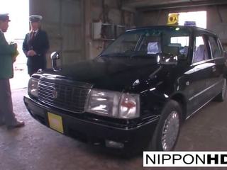Sedusive japońskie kierowca daje jej szef za robienie loda