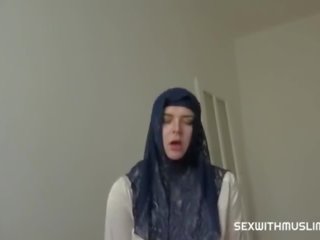Verklig estate ombud människa fucks söt hijab kvinna