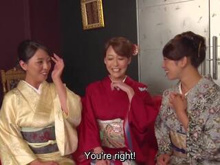 Reiko kobayakawa לאורך עם akari asagiri ו - an נוֹסָף swain לשבת סביב ו - מעריץ שלהם אופנתי meiji תקופה kimonos
