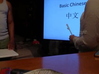 Kinesisk lærer har voksen film med student under privat klasse (speaking kinesisk) voksen film vids