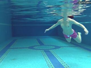 Nyilvános rented úszás medence mert ön juveniles -val fiatal női dee