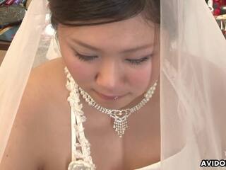 挑発的 若い 女性 で a 結婚式 ドレス