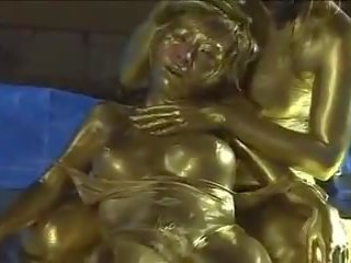 Regină tortures aur painted sclav